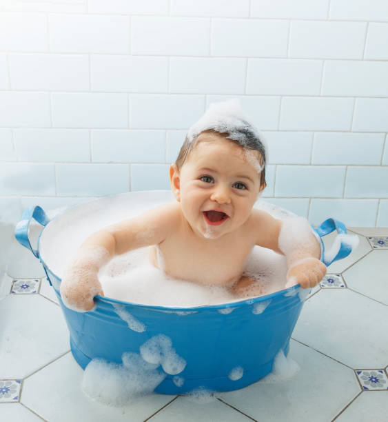 tomar baño de bebé - simplicity purity joy new life fotografías e imágenes de stock