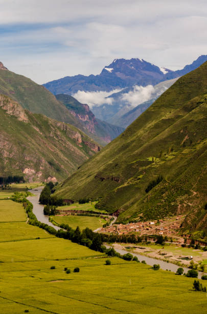 valli verdi con alcune nuvole in valle sagrado de los incas, perù - lautaro foto e immagini stock