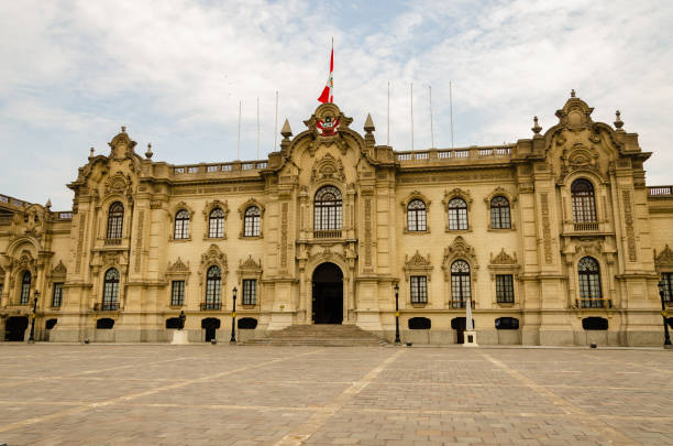 facciata del palazzo presidenziale del perù con bandiera sventolante - lautaro foto e immagini stock