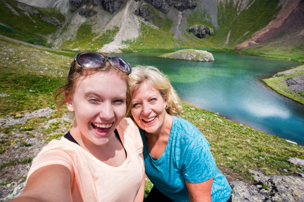 selfie al lago dell'isola - journey footpath exercising effort foto e immagini stock