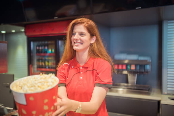 niña sonriente con palomitas de maíz - cinta para caja registradora fotografías e imágenes de stock