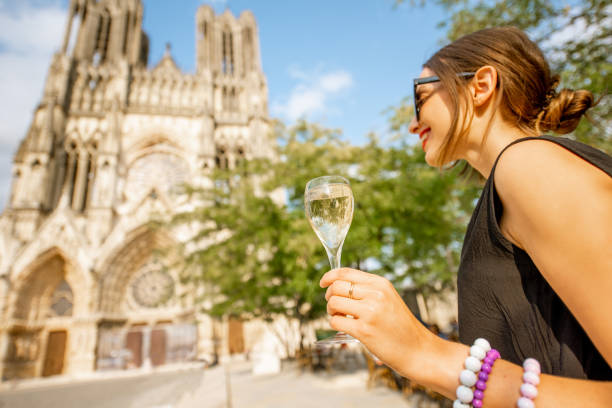 mujer con una copa de champagne en reims, francia - catedral de reims fotografías e imágenes de stock