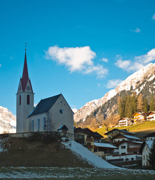 mały kościół górski z topniejącym śniegiem - melting spring snow trentino alto adige zdjęcia i obrazy z banku zdjęć