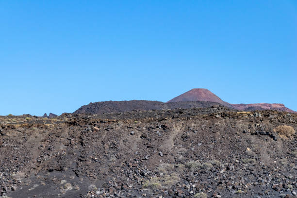 guardando oltre rocce di lava verso il vulcano teneguia, l'isola di la palma, le canarie. il vulcano teneguia eruttò per l'ultima volta nel 1971 - travel la palma canary islands san antonio foto e immagini stock