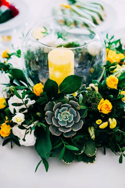 elegante impostazione del tavolo degli sposi per il matrimonio con centrotavola a candela in colori giallo e verde - wedding centerpiece foto e immagini stock