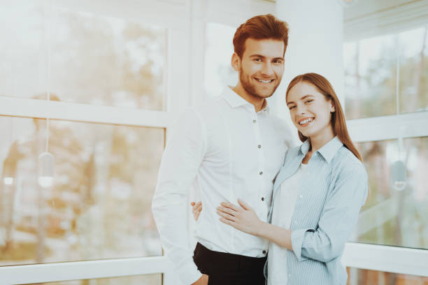 heureux jeune couple posant dans la salle lumineuse. - attractive male men humor looking at camera photos et images de collection