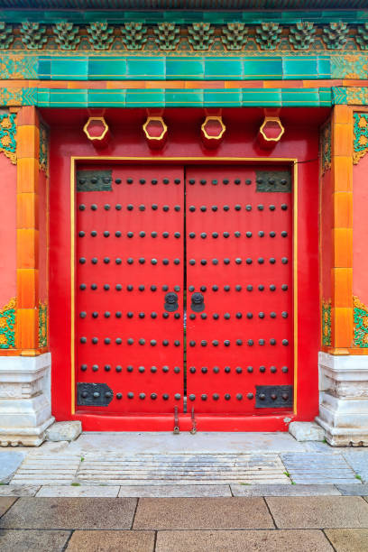 porta de madeira vermelha ornamentada com telha tradicional e caimento chinise design na cidade proibida em pequim china - gate handle door traditional culture - fotografias e filmes do acervo