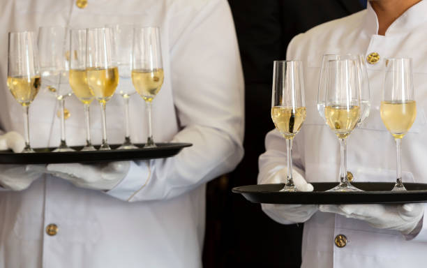 vin blanc tiroir de serveurs - waiter butler champagne tray photos et images de collection