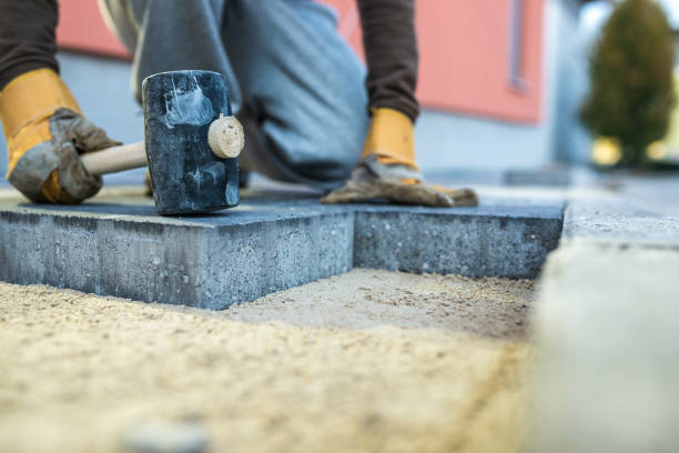 obrero del apisonamiento abajo un nuevo ladrillo de pavimentación - rubber mallet fotografías e imágenes de stock