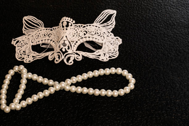 masque de carnaval ajourés, blancs, tissu amidonné pour un costume pour un bal ou halloween. perles rondes blanches, perles. - starched photos et images de collection