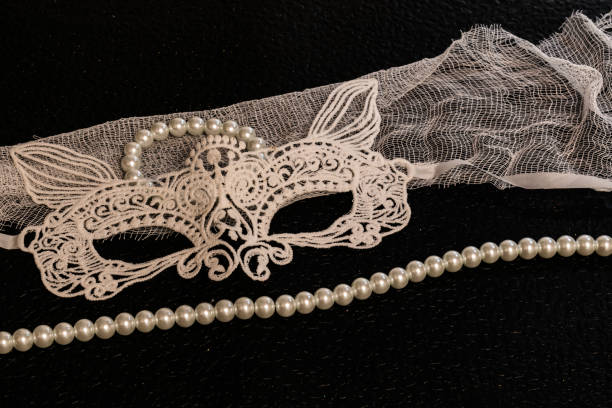 masque de carnaval ajourés, blancs, tissu amidonné pour un costume pour un bal ou halloween. perles rondes blanches, perles. - starched photos et images de collection
