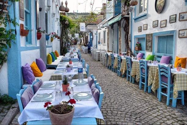 restaurantes de rua de bozcaada - çanakkale city - fotografias e filmes do acervo