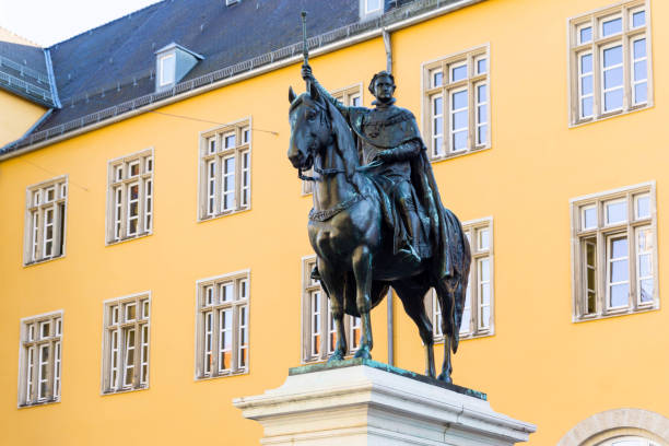 estátua equestre de luís, o primeiro em regensburg, baviera alemanha - king ludwig - fotografias e filmes do acervo