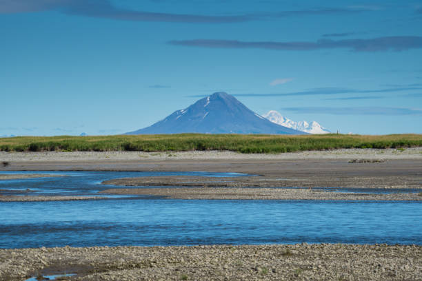 ansicht von augustine island, ein aktiver vulkan, von alaskas katmai nationalpark - augustine stock-fotos und bilder