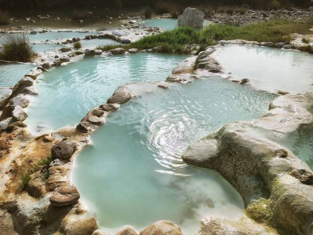 zewnętrzna łaźnia termalna wykonana, jeśli stines a d skały z wodą siarkową - sulphur landscape fumarole heat zdjęcia i obrazy z banku zdjęć