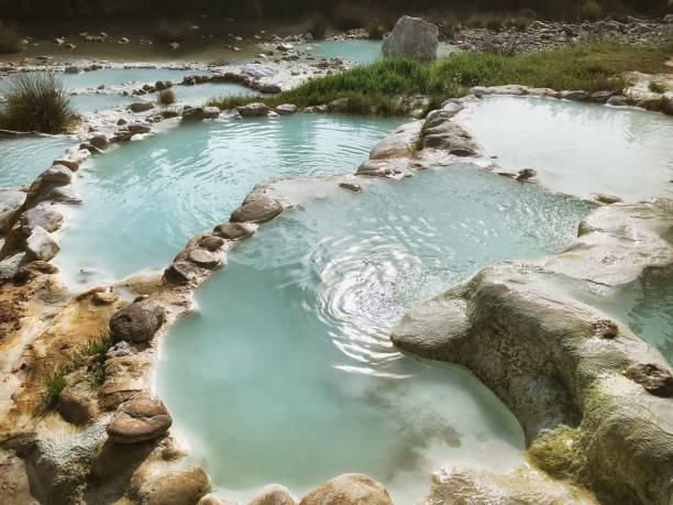 наружная термальная ванна, сделанная, если stines d скалы с сернистой водой - sulphur landscape fumarole heat стоковые фото и изображения