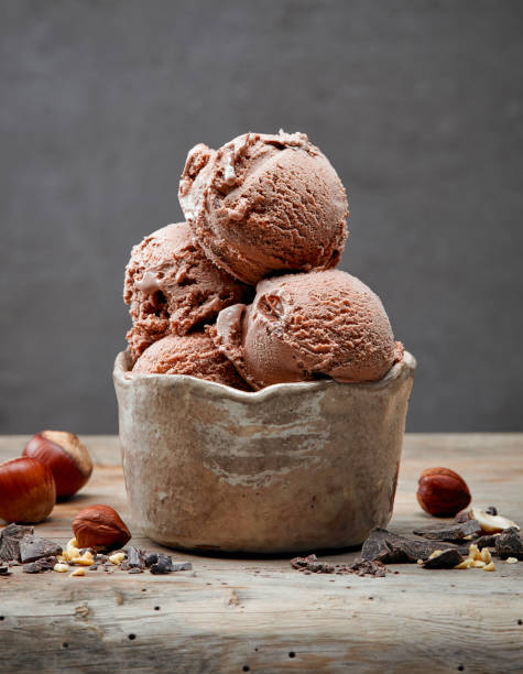 recipiente de helado de chocolate y avellana - scoop ice cream frozen cold fotografías e imágenes de stock