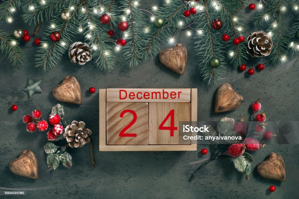 Foto de Véspera De Natal Data No Calendário 24 De Dezembro Com Decorações  De Natal E Luzes Festivas e mais fotos de stock de Calendário - iStock