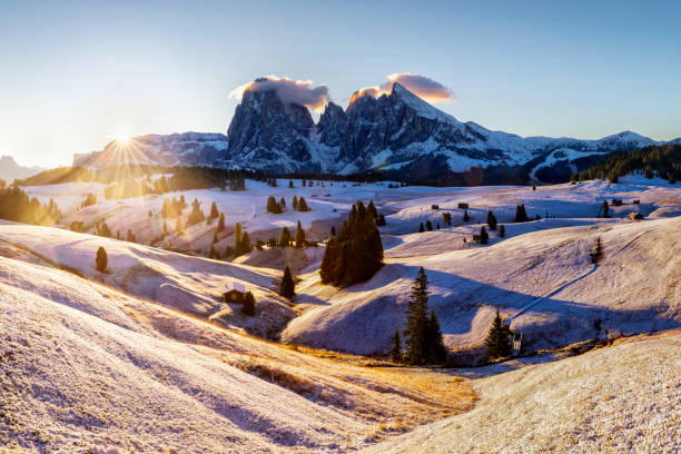 panoramic view at sunries of sasso lungo and sasso piatto  - alpe di siusi - copy space alpenglow winter mountain range imagens e fotografias de stock