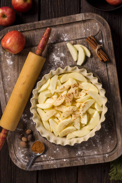 가 추수 감사절 애플 파이 굽기 - pie dessert apple pie autumn 뉴스 사진 이미지