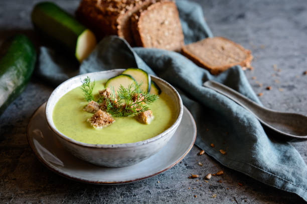 creamy zucchini soup with croutons - zucchini imagens e fotografias de stock