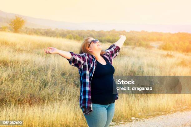 Junge Frau Genießen Natur Stockfoto und mehr Bilder von Frauen - Frauen, Schwanger, Eine Frau allein