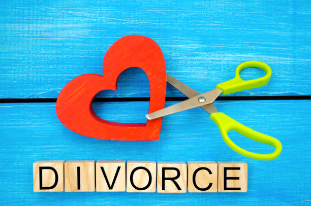 가 위 컷 마음. 비문 "이혼"입니다. 관계, 파괴의 개념은 싸운다. 배 반, 배신 결혼의 취소입니다. 관계 문제입니다. 파란색 배경 - treachery 뉴스 사진 이미지