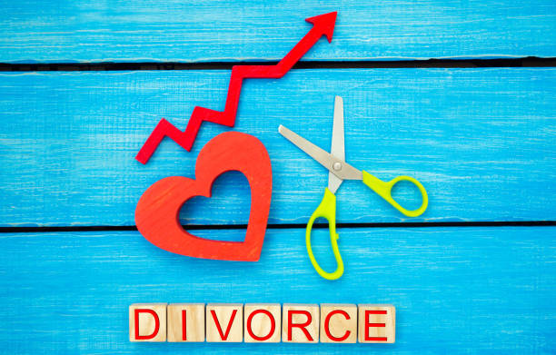 aumento dei tassi di divorzio. problemi dell'era moderna. l'iscrizione "divorzio" e la freccia rossa verso l'alto. forbici tagliare il cuore. rompere i rapporti, litigi. tradimento, tradimento. annullamento del matrimonio - treachery foto e immagini stock