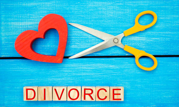 가 위 컷 마음. 비문 "이혼"입니다. 관계, 파괴의 개념은 싸운다. 배 반, 배신 결혼의 취소입니다. 관계 문제입니다. 파란색 배경 - treachery 뉴스 사진 이미지
