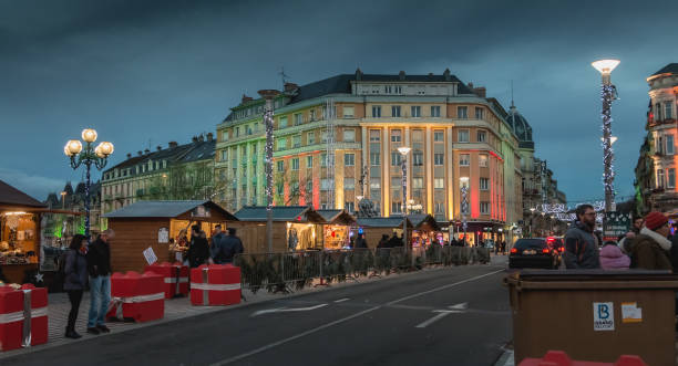 크리스마스 시장에서 수공예품을 판매 하는 유명한 나무 산장 또는 상인 - city of nice night france snow 뉴스 사진 이미지