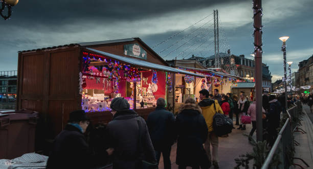 有名な木造のキャビンやトレーダー クリスマス マーケットで手工芸品を販売します。 - city of nice night france snow ストックフォトと画像