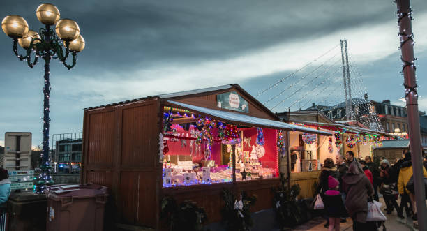 크리스마스 시장에서 수공예품을 판매 하는 유명한 나무 산장 또는 상인 - city of nice night france snow 뉴스 사진 이미지