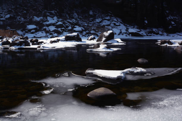 vd700 hielo a lo largo del río - south dakota fotografías e imágenes de stock
