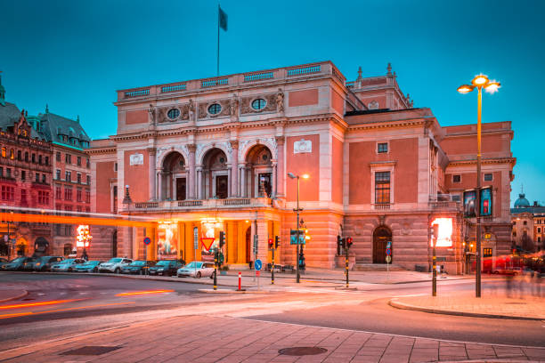 royal swedish opera (royal opera house) a stoccolma al crepuscolo, svezia, scandinavia - norrbro foto e immagini stock