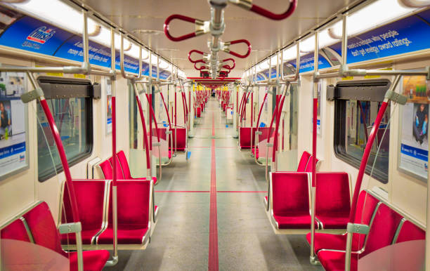 rénové les trains qui circulent sur les lignes de métro de toronto ttc - ttc photos et images de collection