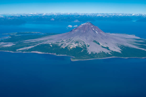 luftaufnahmen blick auf augustine vulkan - augustine stock-fotos und bilder