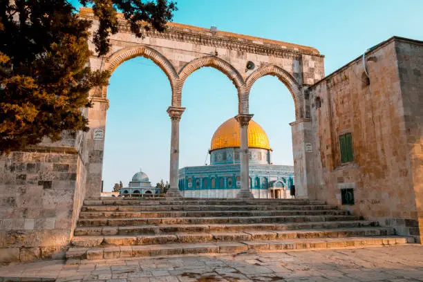 Kubbet-en-Sahara, which is considered to be sacred by Muslims in Jerusalem. The Umayyad Caliph of the Dome of the Dome of the Dome was built between 687-691 in the period of Abdülmelik bin Mervan. This caliph Sahra had the Kubbet-üs-Sahra built by renewing and renewing the Masjid.