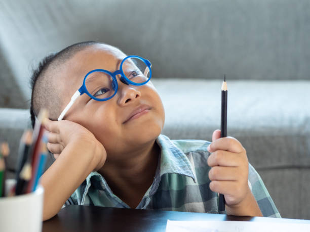 kleine asiatische junge denken - reading and writing little boys reading asian ethnicity stock-fotos und bilder