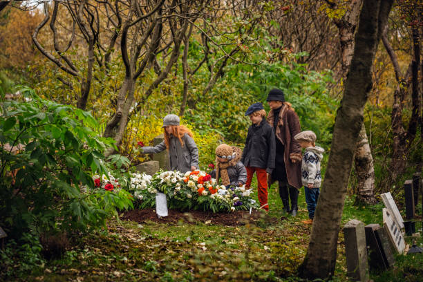 rodzina odwiedzająca grób zmarłej bliskiej osoby. - cemetery child mourner death zdjęcia i obrazy z banku zdjęć