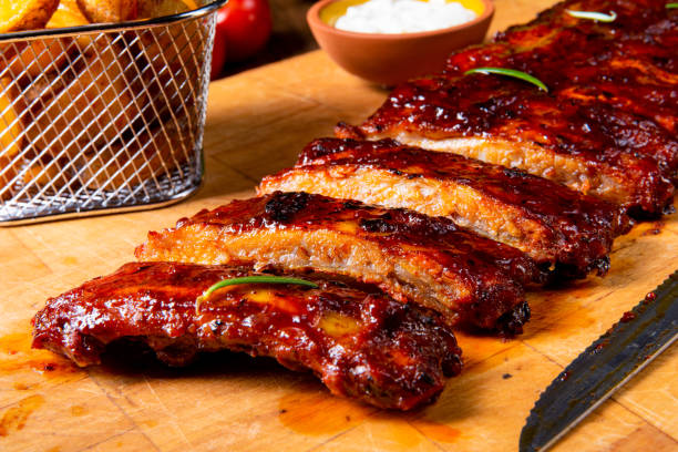 bbq spare ribs from a charcoal grill - sparerib imagens e fotografias de stock