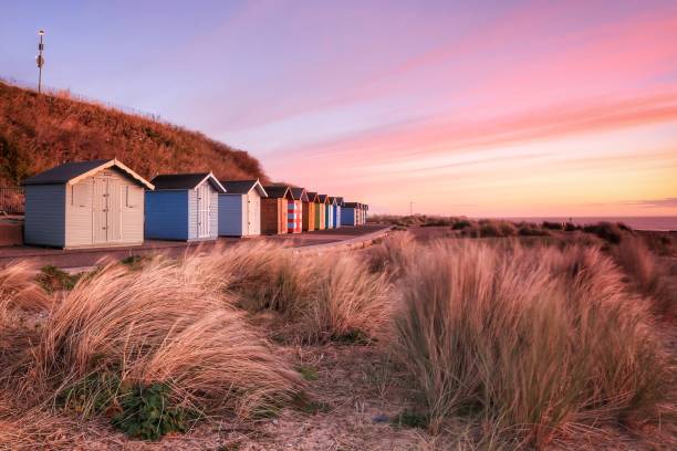 cabañas de la playa temprano en la mañana - east anglia fotos fotografías e imágenes de stock