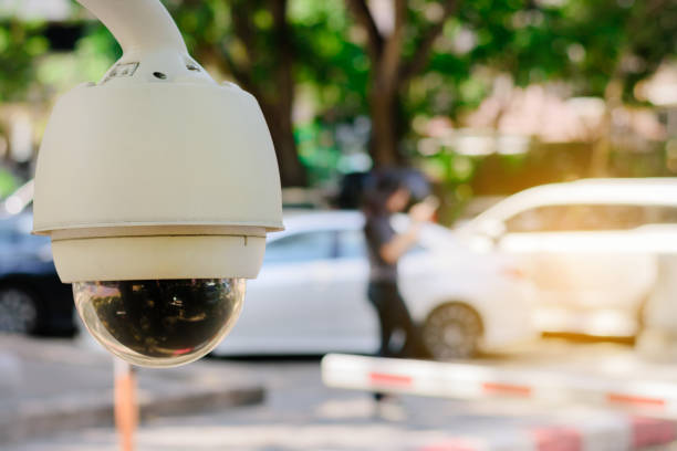 monitoring cctv z bliska, kamery bezpieczeństwa na parkingu na zewnątrz. - office park audio zdjęcia i obrazy z banku zdjęć