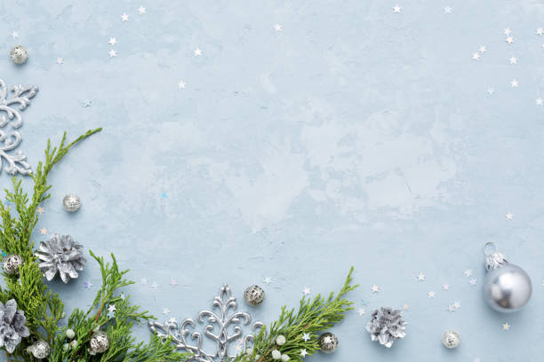 рождественский и новогодний фон с рамкой серебряных украшений на синем копировальной площади. - powder blue фотографии стоковые фото и изображения