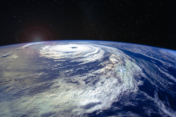 orkaan florence over de atlantics dicht bij de amerikaanse kust, gezien vanuit het ruimtestation. gapende oog van een orkaan van categorie 4. elementen van dit beeld ingericht door nasa. - tyfoon fotos stockfoto's en -beelden