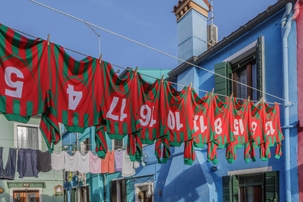 laundry hanged out to dry, burano, venice - house residential structure multi colored burano imagens e fotografias de stock