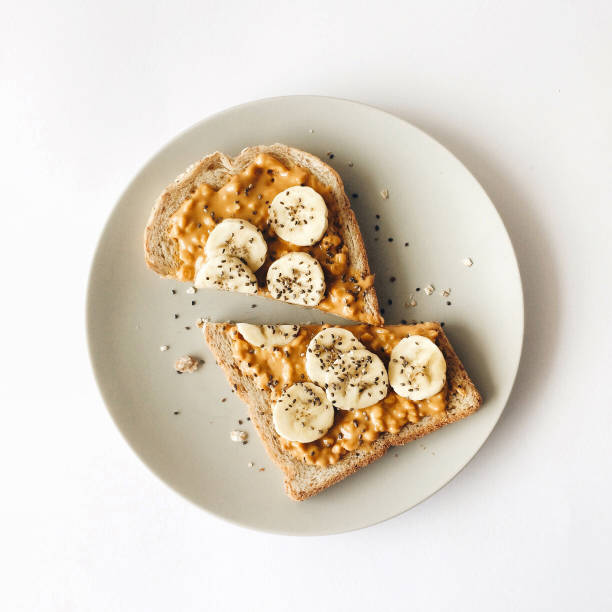 peanut butter with banana toast for breakfast - peanut food snack healthy eating imagens e fotografias de stock