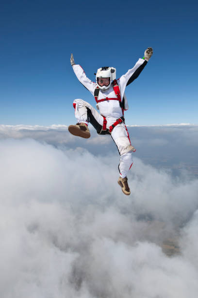 sky diver falls through mid-air - cloud mid air cloudscape aerial view imagens e fotografias de stock