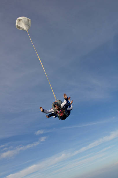 i subacquei del cielo in tandem cadono a mezz'aria - skydiving air aerial view vertical foto e immagini stock