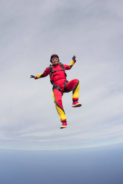 il subacqueo del cielo cade a mezz'aria - skydiving air aerial view vertical foto e immagini stock