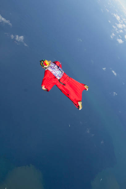 il volantino della tuta alare scivola attraverso l'aria media - skydiving air aerial view vertical foto e immagini stock